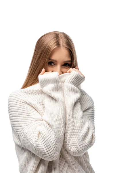 Atraente frio jovem mulher em suéter branco, isolado em branco — Fotografia de Stock