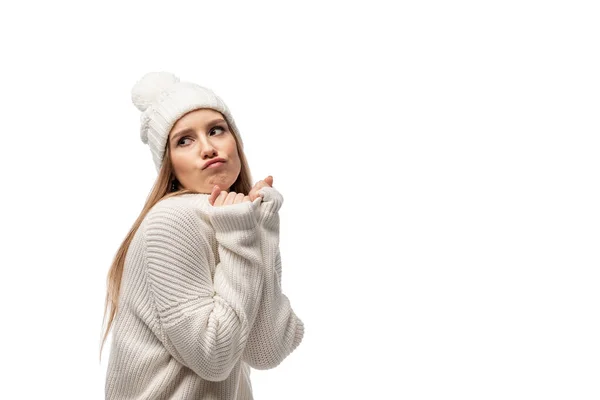Jolie femme sceptique posant en pull et chapeau tricoté blanc, isolé sur blanc — Photo de stock