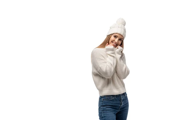 Красивая женщина позирует в джинсах, белый вязаный свитер и шляпа, изолированные на белом — стоковое фото