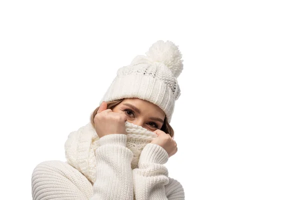 Bella ragazza felice riscaldandosi in abiti bianchi a maglia, isolato su bianco — Foto stock