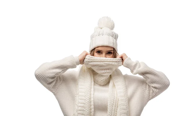 Attraktive, glückliche Frau wärmt sich in weißem Strickschal auf, isoliert auf weiß — Stockfoto