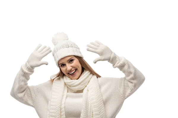 Attraktives aufgeregtes Mädchen posiert in weißem Strickpullover, Schal, Mütze und Handschuhen, isoliert auf weißem Grund — Stockfoto