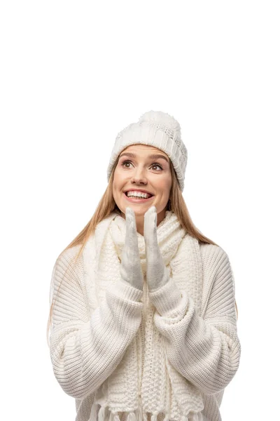 Atraente animado menina batendo palmas em branco de malha roupas, isolado no branco — Fotografia de Stock
