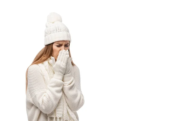 Donna fredda insoddisfatta che si scalda in vestiti a maglia bianchi, isolata su bianco — Foto stock