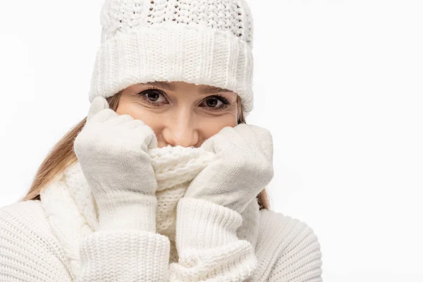 Mulher feliz atraente aquecendo-se em roupas de malha branca, isolado em branco — Fotografia de Stock