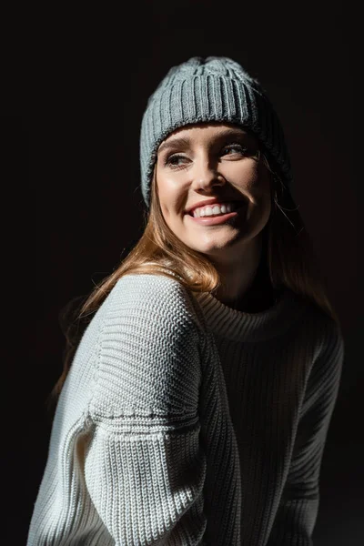 Retrato de menina sorridente atraente em suéter e chapéu — Fotografia de Stock