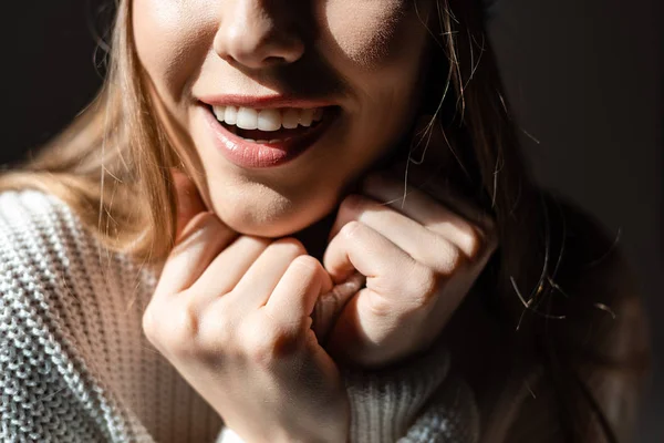 Обрізаний вид красивої усміхненої дівчини в білому светрі — стокове фото
