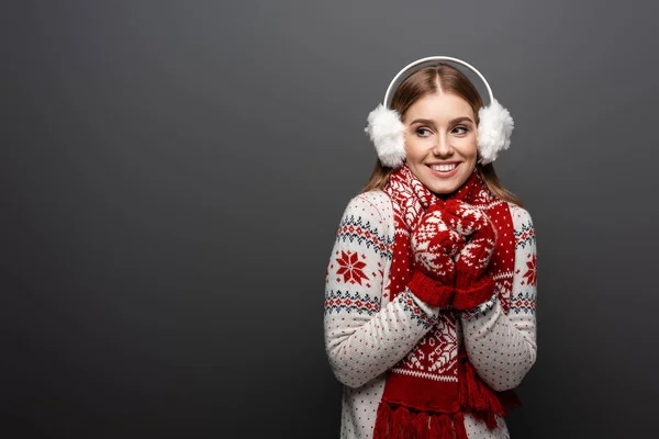 Усмішка в кришталевих светрах, шарфі, рукавицях і вухах, ізольована на сірому — стокове фото