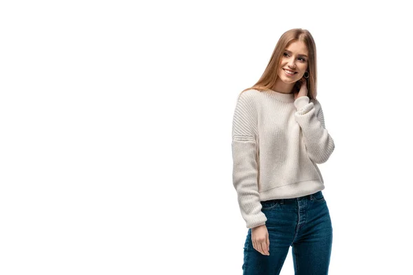 Atraente feliz em jeans e suéter branco, isolado em branco — Fotografia de Stock