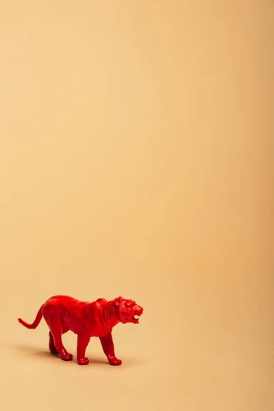 Tigre de brinquedo vermelho no fundo amarelo, conceito de bem-estar animal — Fotografia de Stock