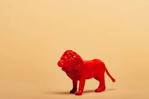 León de juguete rojo sobre fondo amarillo, concepto de bienestar animal - foto de stock