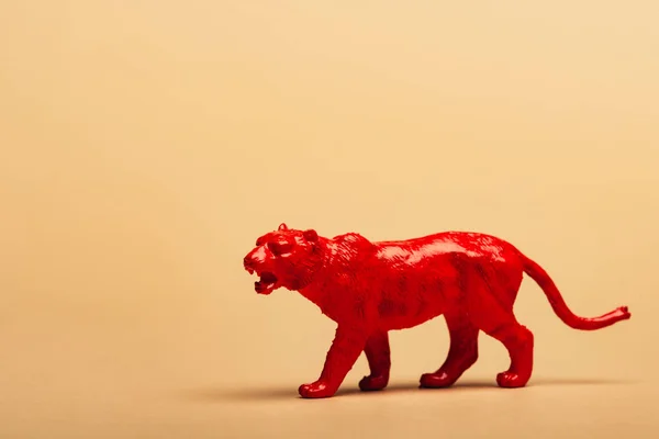 Tigre de brinquedo vermelho no fundo amarelo, conceito de bem-estar animal — Fotografia de Stock