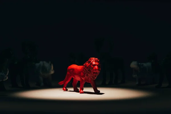 Lion jouet rouge sous les projecteurs avec des animaux en arrière-plan, concept de vote — Photo de stock