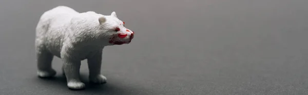 Foto panorámica de oso de juguete blanco con sangre sobre fondo gris, matando animales concepto - foto de stock