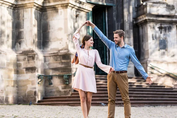 Пара щасливих, стильних туристів, які танцюють на вулиці на сонячному світлі — Stock Photo