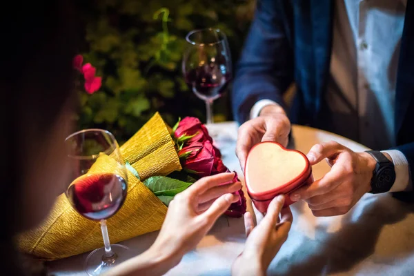 Partial view of man presenting jewelry box to girlfriend while making marriage proposal — Stock Photo