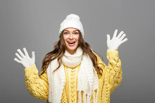 Fröhliches Mädchen in gelbem Pullover, Schal, Mütze und Handschuhen vereinzelt auf grau — Stockfoto
