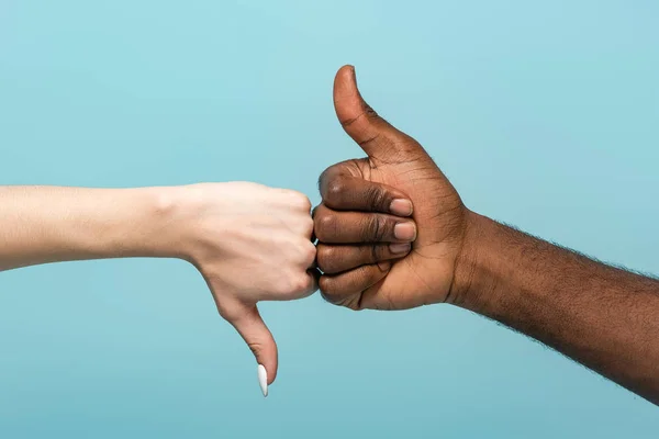 Corte vista de interracial casal mostrando polegares para cima isolado no azul — Fotografia de Stock