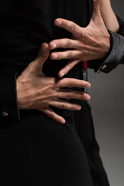 Vista recortada de la pareja abrazadora bailarina de tango aislada en gris - foto de stock