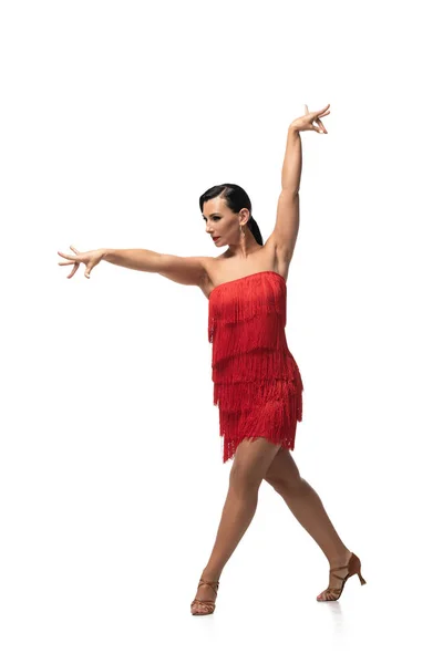 Schöne Tänzerin in stilvollem Kleid mit Fransen, die Tango auf weißem Hintergrund aufführt — Stockfoto
