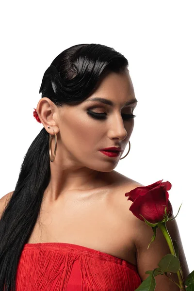 Atractiva y elegante bailarina de tango sosteniendo rosa roja aislada sobre blanco - foto de stock
