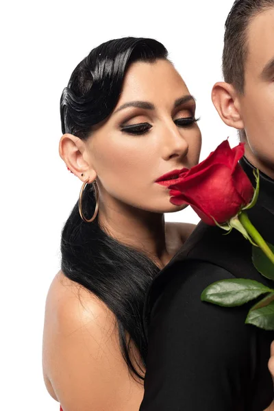Ausgeschnittene Ansicht einer Tänzerin mit roter Rose in der Nähe eines attraktiven Partners, isoliert auf Weiß — Stockfoto