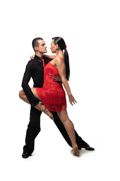 Apaixonado, elegante casal de dançarinos realizando tango no fundo branco — Fotografia de Stock
