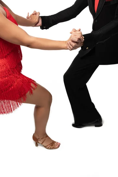 Vista recortada de bailarines elegantes realizando tango sobre fondo blanco - foto de stock