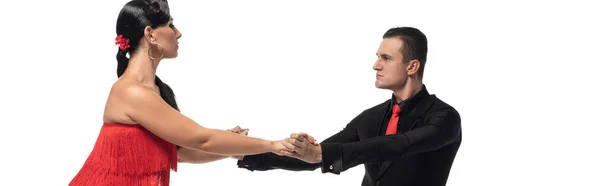 Tiro panorâmico de dançarinos graciosos e elegantes olhando um para o outro durante a realização de tango isolado no branco — Fotografia de Stock