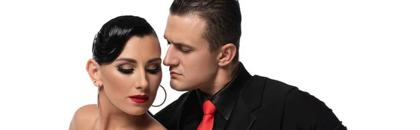 Plano panorámico de guapo, bailarina confiada mirando a su pareja mientras realiza tango aislado en blanco - foto de stock