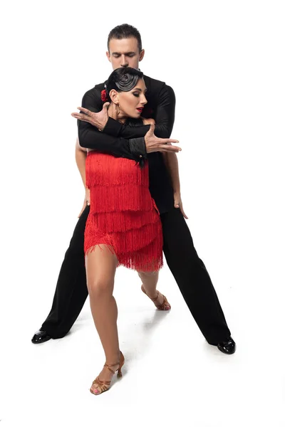 Couple de danseurs sensuels et élégants exécutant le tango sur fond blanc — Photo de stock