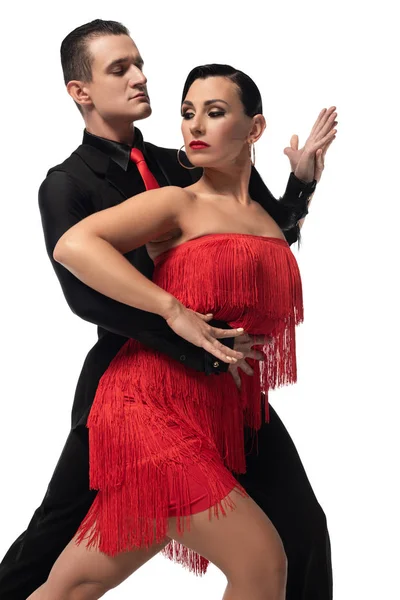 Pareja expresiva y elegante de bailarines realizando tango aislado en blanco - foto de stock