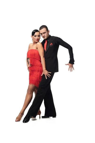 Ausdrucksstarkes Tanzpaar, das Tango auf weißem Hintergrund aufführt — Stockfoto