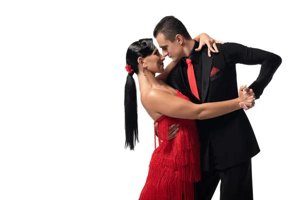 Dançarinos apaixonados e elegantes realizando tango isolado no branco — Fotografia de Stock