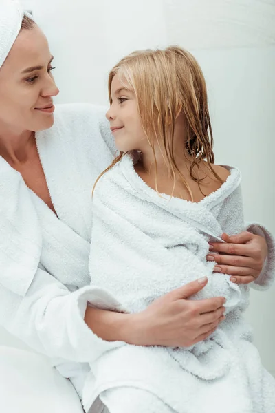 Mère heureuse regardant fille mignonne et humide dans la salle de bain — Photo de stock