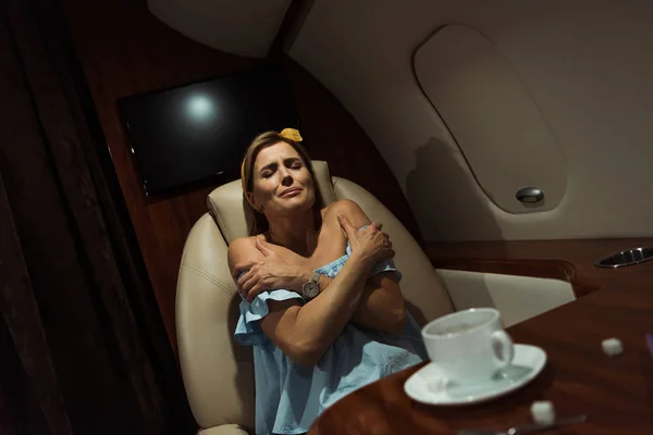Focalizzazione selettiva della donna terrorizzata seduta in aereo privato — Foto stock