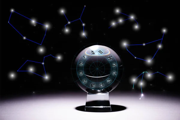 Boule de cristal avec signes du zodiaque isolé sur noir avec constellations — Photo de stock