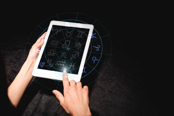 Ausgeschnittene Ansicht eines Astrologen mit digitalem Tablet mit Tierkreiszeichen auf schwarzem Samtstoff — Stockfoto