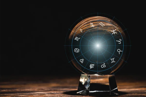 Bola de cristal con signos del zodiaco ilustración sobre mesa de madera aislada en negro - foto de stock