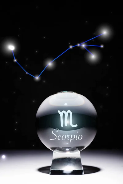 Bola de cristal com signo do zodíaco Escorpião isolado em preto com constelação — Fotografia de Stock