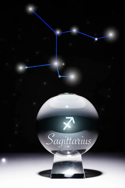 Sfera di cristallo con segno zodiacale Sagittario isolato su nero con costellazione — Foto stock