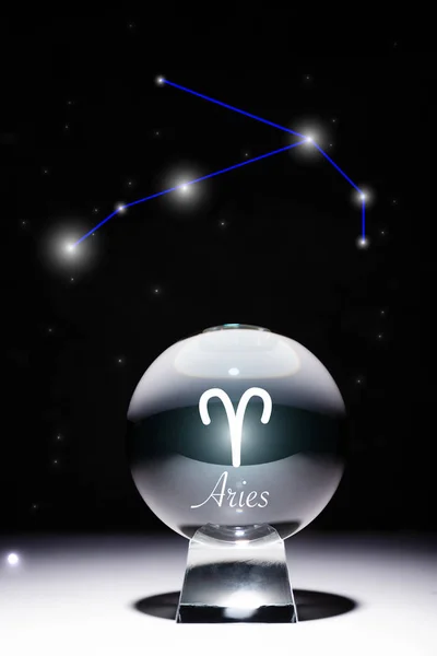 Bola de cristal con signo del zodíaco de Aries aislado en negro con constelación - foto de stock
