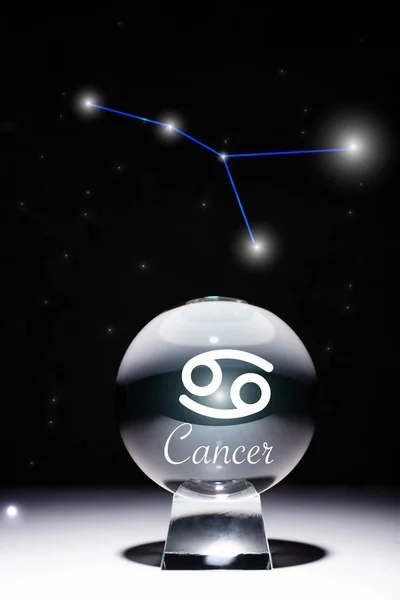 Bola de cristal con Cáncer signo del zodiaco aislado en negro con constelación - foto de stock