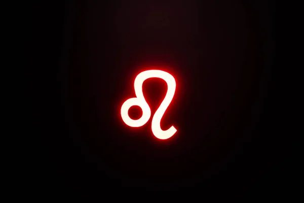 Rouge illuminé signe du zodiaque Leo isolé sur noir — Photo de stock