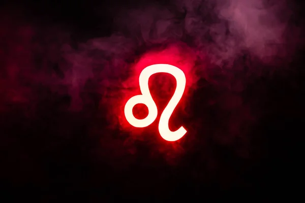 Signo zodiacal Leo rojo iluminado con humo en el fondo - foto de stock