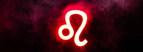 Красный подсветка Лео знак зодиака с дымом на заднем плане, панорамный снимок — стоковое фото