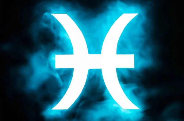 Azul iluminado Piscis signo del zodíaco con humo en el fondo - foto de stock