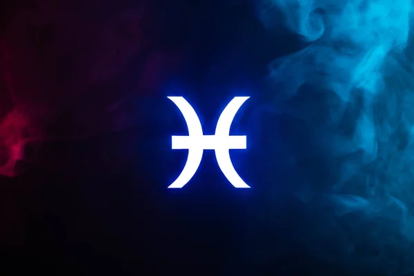 Azul iluminado Piscis signo del zodíaco con humo de colores en el fondo - foto de stock