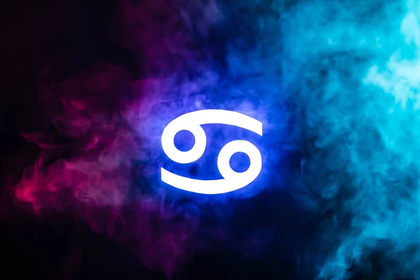 Голубой подсвеченный знак зодиака рака с ярким дымом на заднем плане — стоковое фото