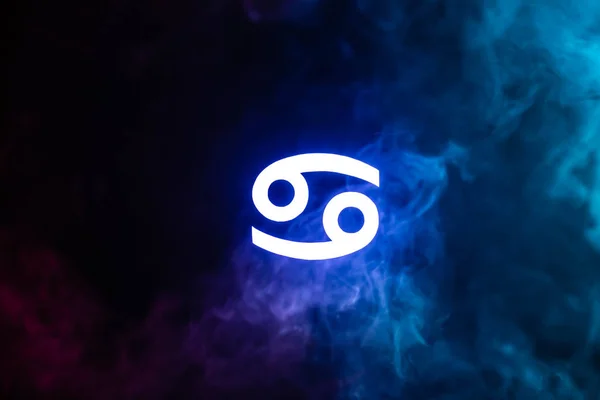 Azul iluminado Cáncer signo del zodíaco con humo en el fondo - foto de stock